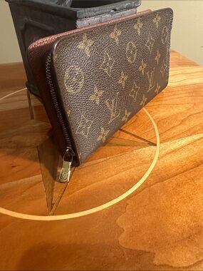 Authentic Louis Vuitton Zippy Monogram wallet.